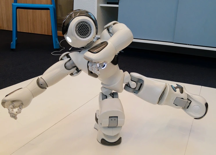 Foto eines kleine Roboters in einer coolen Pose.