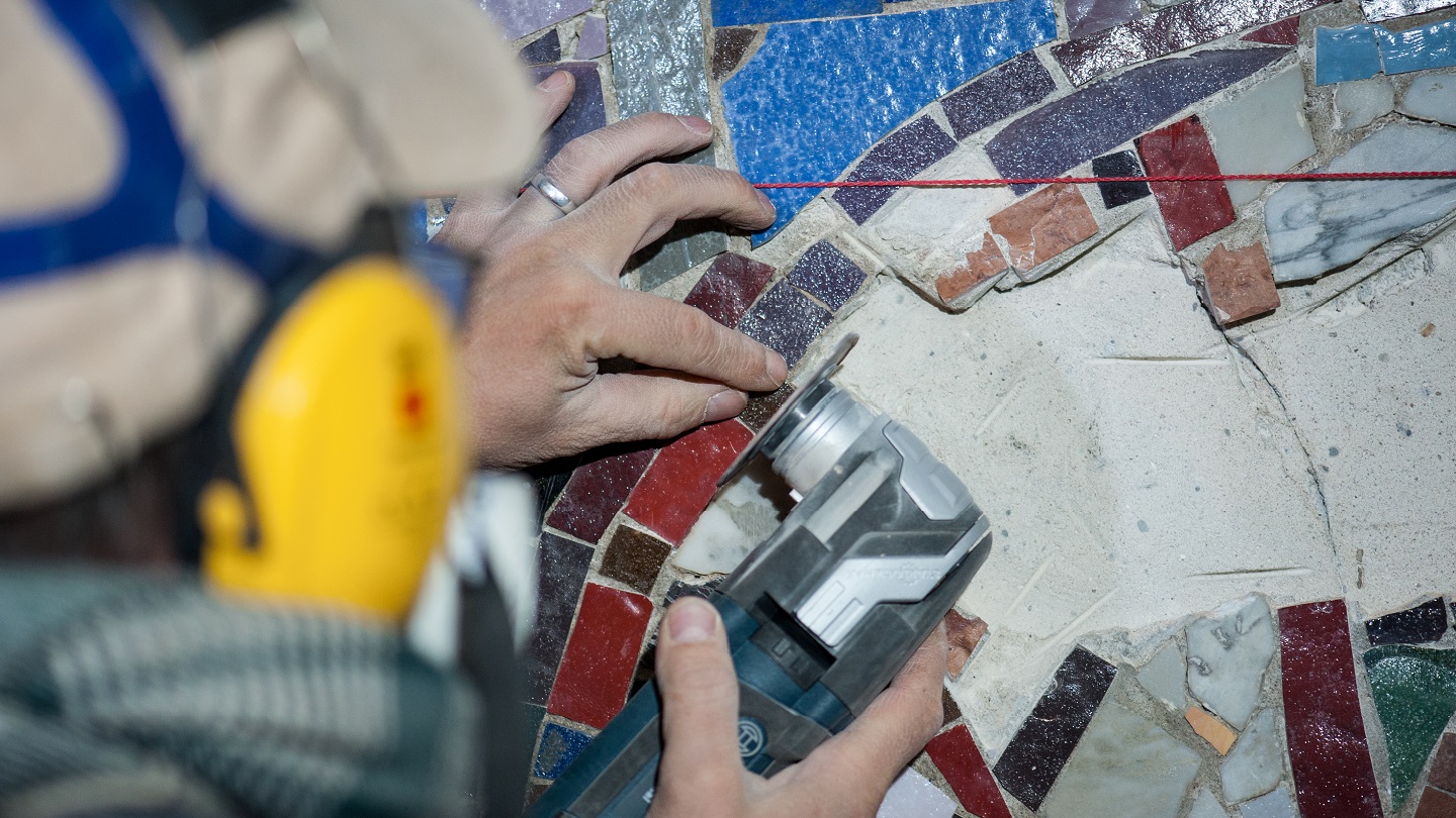 Das Mosaik des Hamburger Malers Eduard Bargheer wird von der Wand abgetragen und restauriert.